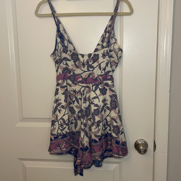 En creme floral short romper - Picture 2 of 2